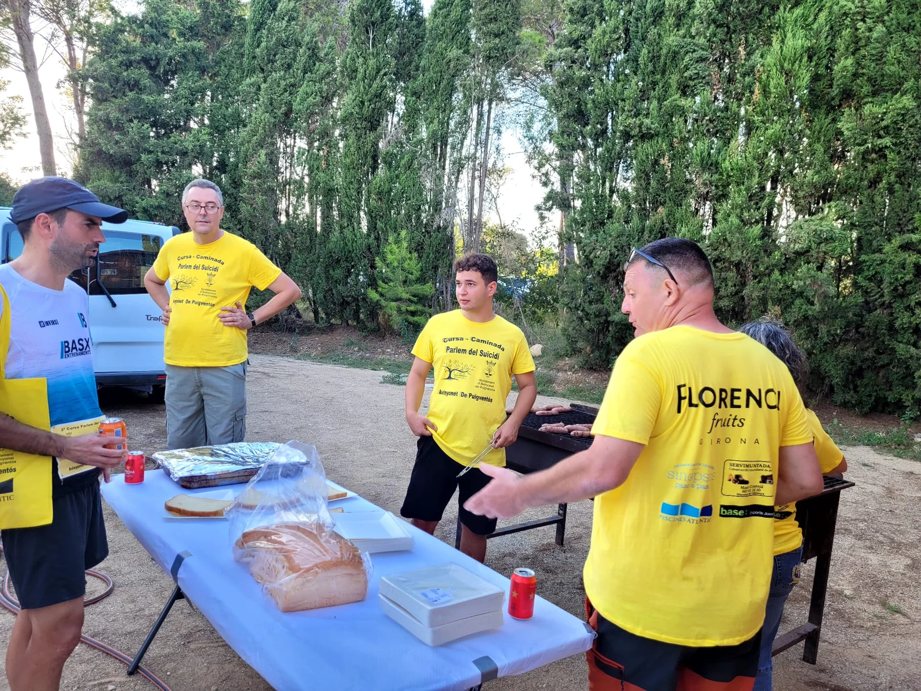 Voluntariat preparant la botifarrada